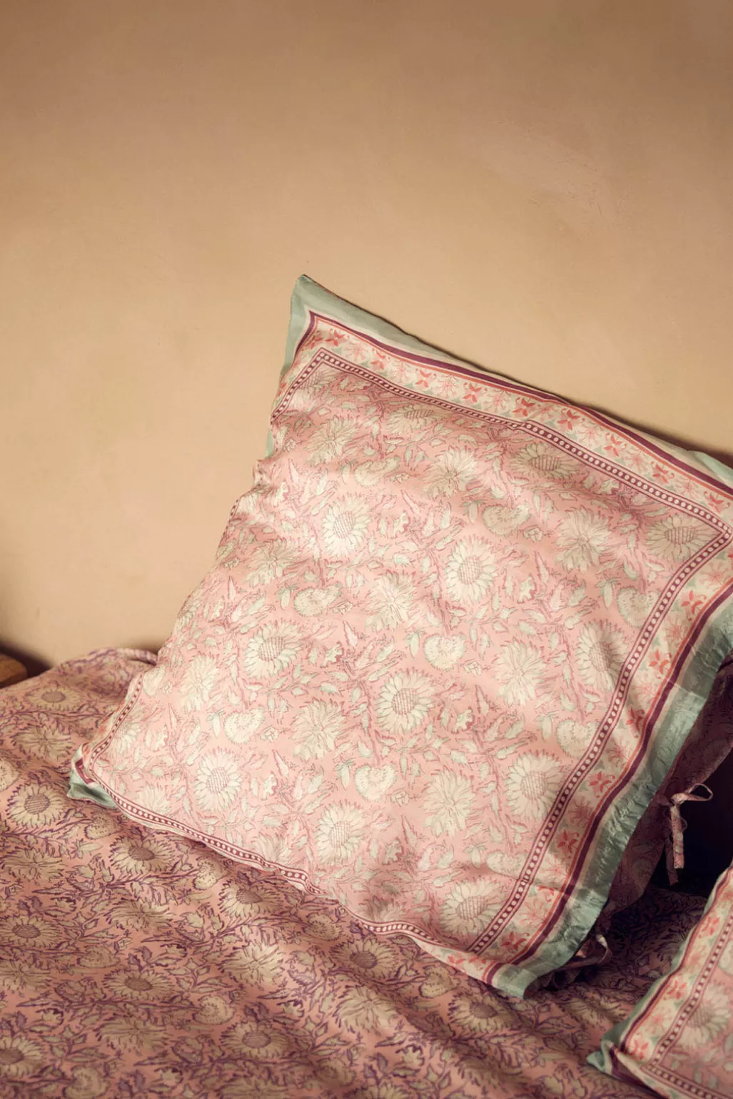 Louise Misha Taie D'Oreiller en Soie Luria Pink Daisy Garden Outlet